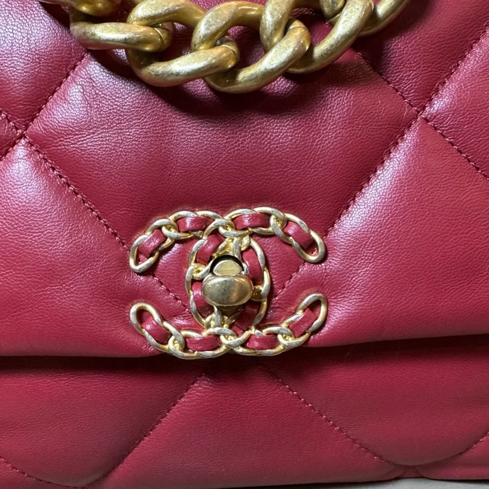 CHANEL 19 Large Quilted handbag